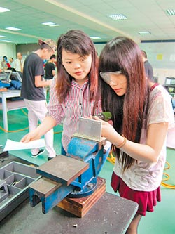↑中華科技大學航空機械系培訓飛機維修人員，女同學們練習打鉚釘。（胡清暉攝）